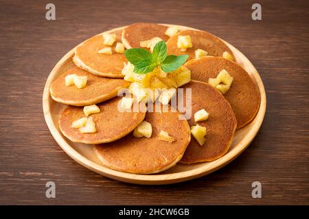 apfelpfannkuchen oder Apfelkrepe mit Zimtpulver Stockfoto