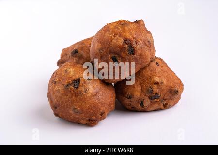 Ein Haufen traditioneller niederländischer Oliebollen (Neujahrsnack), isoliert auf weißem Hintergrund, horizontal Stockfoto