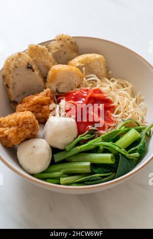 Eiernudeln mit Fischbällen und Garnelenkugeln in rosa Sauce, Yen Ta Four oder Yen Ta Fo - asiatische Küche Stockfoto