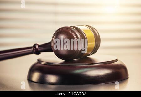 Hölzerne Richter gavel in einem Büro Stockfoto