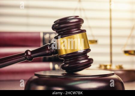 Gavel und Bücher auf Holztisch Stockfoto