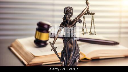 Anwaltskanzlei legale Bronze-Modell Statue der themis Göttin der Gerechtigkeit mit Gavel Stockfoto