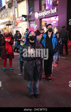 New York, Usa. 30th Dez 2021. Menschen warten stundenlang auf dem Times Square an Silvester darauf, dass der Ball ins neue Jahr 2022 fällt. (Foto von Catherine Nance/SOPA Images/Sipa USA) Quelle: SIPA USA/Alamy Live News Stockfoto