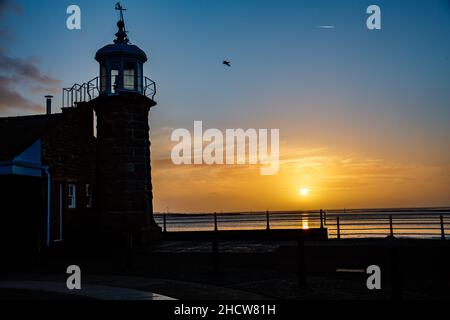 Morecambe, Lancashire, Großbritannien. 1st Januar 2021. Ein milder Neujahrstag geht zu Ende, als die Sonnenuntergänge über Morecambe Bay Credit: PN News/Alamy Live News Stockfoto