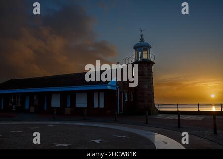 Morecambe, Lancashire, Großbritannien. 1st Januar 2021. Ein milder Neujahrstag geht zu Ende, als die Sonnenuntergänge über Morecambe Bay Credit: PN News/Alamy Live News Stockfoto