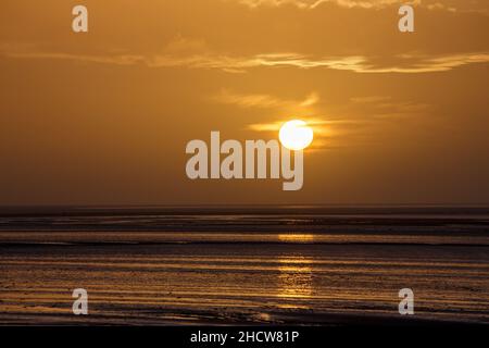 Morecambe, Lancashire, Großbritannien. 1st Januar 2021. Ein milder Neujahrstag geht zu Ende, als die Sonnenuntergänge über Morecambe Bay Credit: PN News/Alamy Live News Stockfoto