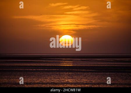 Morecambe, Lancashire, Großbritannien. 1st Januar 2021. Ein milder Neujahrstag geht zu Ende, als die Sonnenuntergänge über Morecambe Bay Credit: PN News/Alamy Live News Stockfoto