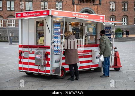 Leute, die Fastfood von Rådhusvognen Hot Dog Stand oder van auf Rådhuspladsen in Kopenhagen, Dänemark, kaufen Stockfoto