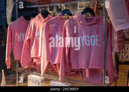 Pinke Hygge-Kapuzenpullover am Souvenirshop-Fenster in Kopenhagen, Dänemark Stockfoto