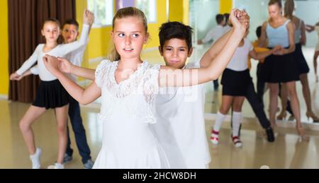 Kinder tanzen paarweise Twist Stockfoto