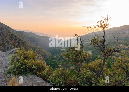 Europa, Spanien, Andalusien, Las Alpujarras, La Taha Dörfer. Blick von La Mezquita, Tal des Flusses Trevelez nach Ferreirola & Busquistar bei Sonnenuntergang. Stockfoto