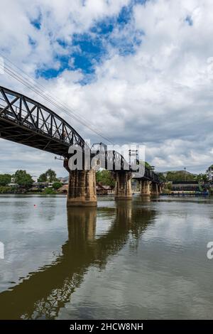 Die River Kwai Bridge, auch bekannt als Death Railway Bridge, ein historisches Wahrzeichen des Zweiten Weltkriegs, in Kanchanaburi, Thailand. Stockfoto