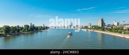 Blick auf die Stadt Köln mit dem Dom Stockfoto