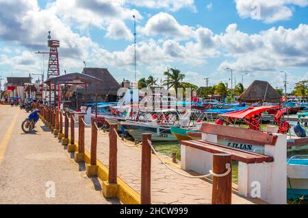 Chiquilá Mexiko 21. Dezember 2021 Panorama-Landschaft Blick auf schöne Chiquilá mit Booten Fähre Dorf Hafen Puerto de Chiquilá und türkis Stockfoto