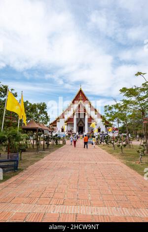 Ayutthaya, Thailand - Dezember 2021: Wihan Phra Mongkhon Bophit, ein moderner Tempel, der vor allem für seine massive, vergoldete Statue des sitzenden Buddha bekannt ist. Stockfoto