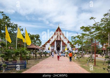 Ayutthaya, Thailand - Dezember 2021: Wihan Phra Mongkhon Bophit, ein moderner Tempel, der vor allem für seine massive, vergoldete Statue des sitzenden Buddha bekannt ist. Stockfoto