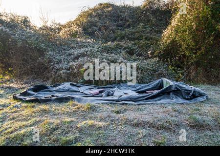 Ambleteuse, Frankreich - 22. Dezember 2021 : Schlauchboot und Schwimmweste von Migranten aufgegeben, die den Kanal überqueren wollen. Stockfoto