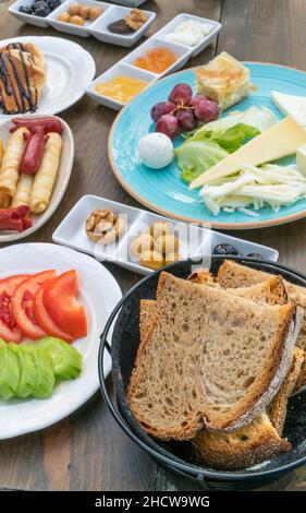 Frühstück, reiche und leckere Auswahl an türkischen Frühstückstisch mit Käse, Oliven, Brot, Phyllo Gebäck usw. Draufsicht Tabelle der traditionellen Mahlzeit backgrou Stockfoto