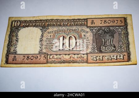 Seltene altindische zehn-Rupien-Währungsnote auf weißem Hintergrund, indische Regierung zehn Rupien alte Banknote indische Währung, alte indische Währungsnote auf t Stockfoto