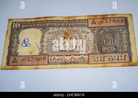 Seltene altindische zehn-Rupien-Währungsnote auf weißem Hintergrund, indische Regierung zehn Rupien alte Banknote indische Währung, alte indische Währungsnote auf t Stockfoto