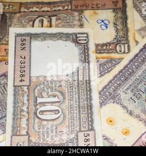 Seltene altindische zehn-Rupien-Währungsnote auf weißem Hintergrund, indische Regierung zehn Rupien alte Banknote indische Währung, alte indische Währungsnote auf t Stockfoto