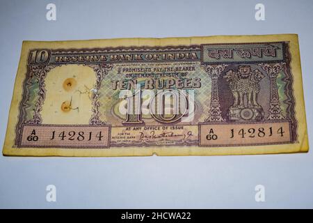 Seltene altindische zehn-Rupien-Währungsnote auf weißem Hintergrund, indische Regierung zehn Rupien alte Banknote indische Währung, alte indische Währungsnote auf t Stockfoto