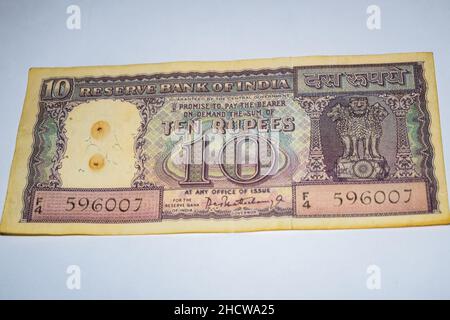 Seltene altindische zehn-Rupien-Währungsnote auf weißem Hintergrund, indische Regierung zehn Rupien alte Banknote indische Währung, alte indische Währungsnote auf t Stockfoto