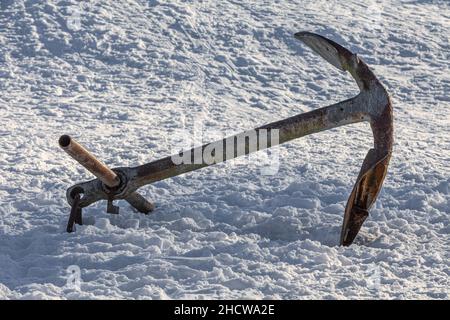 Alter Stahlanker bei einem Winterschnee in Steveston, British Columbia, Kanada Stockfoto