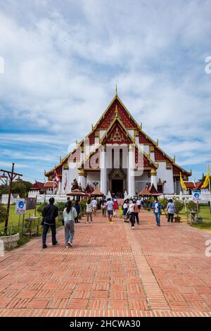 Ayutthaya, Thailand - Dezember 2021: Wihan Phra Mongkhon Bophit, ein moderner Tempel, der vor allem für seine massive, vergoldete Statue des sitzenden Buddha bekannt ist. Stockfoto