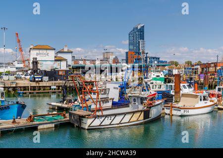 Fischerboote vertäuten in Camber Quay in Portsmouth Harbour, Hampshire, Südküste Englands Stockfoto