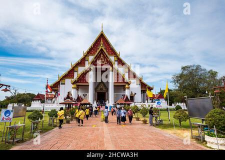 Ayutthaya, Thailand - Dezember 2021: Wihan Phra Mongkhon Bophit, ein moderner Tempel, der vor allem für seine massive, vergoldete Statue des sitzenden Buddha bekannt ist. Stockfoto