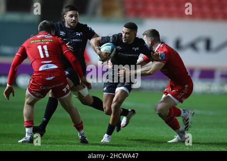 Llanelli, Großbritannien. 01st Januar 2022. Keelan Giles von den Ospreys macht eine Pause. United Rugby Championship Spiel, Scarlets gegen Ospreys im Parc y Scarlets Stadium in Llanelli, South Wales am Neujahrstag Samstag, 1st. Januar 2022, Das Spiel wird hinter verschlossenen Türen aufgrund der neuen walisischen Regierung covid Einschränkungen, die in Kraft getreten am 26th 2021. Dezember gespielt. Bild von Andrew Orchard / Andrew Orchard Sport Fotografie / Alamy Live News Kredit: Andrew Orchard Sport Fotografie / Alamy Live News Stockfoto