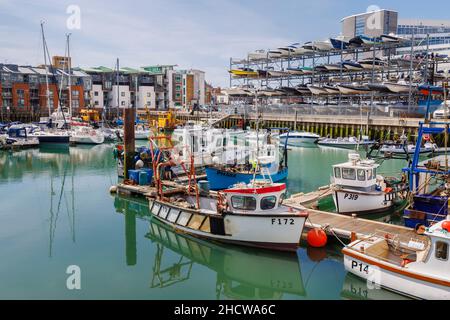 Trockenstapel- und Fischerboote liegen in Camber Quay in Portsmouth Harbour, Hampshire, Südküste Englands Stockfoto