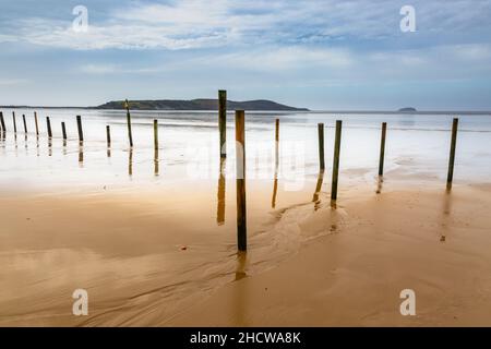 Holzpfosten im Meer und Strand, West-super-Mare, Somerset, UK 2021 Stockfoto