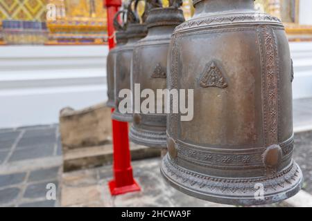 Buddhistische Glocken in Thailand, eine große buddhistische Glocke oder Trommel gong mit Dekoration. Stockfoto