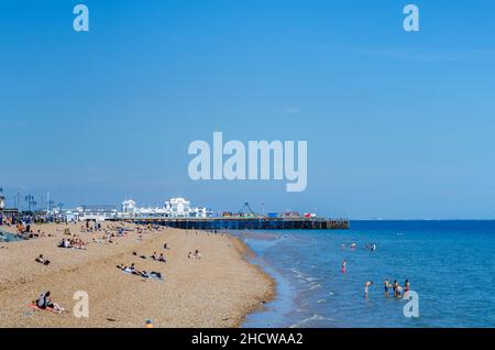 Blick auf den South Parade Pier in Southsea entlang des steinigen Strandes an einem sonnigen Tag, Portsmouth, Hampshire, Südküste Englands Stockfoto