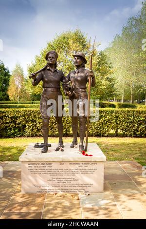 Denkmal der Womens Land Army und des Womens Timber Corps, National Memorial Arboretum, Alrewas, Stafforshire UK 2021 Stockfoto