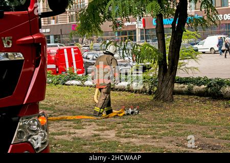 Dnepropetrovsk, Ukraine -09.20.2021: Feuer in einem fünfstöckigen Wohngebäude. Die Feuerwehrleute bereiten sich auf die Löschung des Feuers vor. Stockfoto