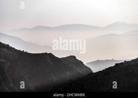 Europa, Spanien, Andalusien, Las Alpujarras, La Taha Dörfer. Blick von La Mezquita, Tal des Flusses Trevelez in Richtung Ferreirola und darüber hinaus. Stockfoto