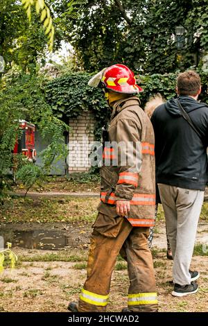 Dnepropetrovsk, Ukraine -09.20.2021: Feuer in einem fünfstöckigen Wohngebäude. Die Feuerwehrleute bereiten sich auf die Löschung des Feuers vor. Stockfoto