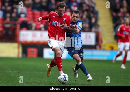 LONDON, GBR. JAN 1st Alex Gilbey von Charlton Athletic hält den Druck von Josh Scowen von Wycombe Wanderers während des Spiels der Sky Bet League 1 zwischen Charlton Athletic und Wycombe Wanderers am Samstag, dem 1st. Januar 2022, im The Valley, London ab. (Kredit: Tom West | MI News) Kredit: MI Nachrichten & Sport /Alamy Live News Stockfoto