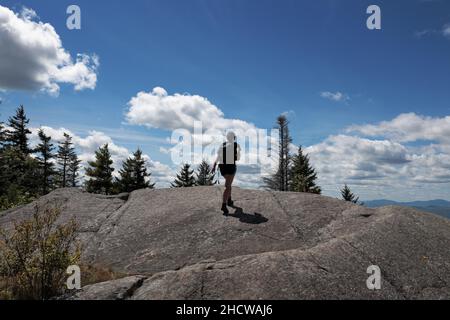 Mädchen Wanderer erreicht den 2.556' Gipfel des Pharaoh Mountain in den Adirondacks, NY, USA Stockfoto