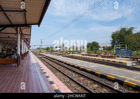 Ayutthaya, Thailand - Dezember 2021: Bahnhof Ayutthaya. Das Gebäude wurde 1921 und Ayutthaya wieder aufgebaut Stockfoto