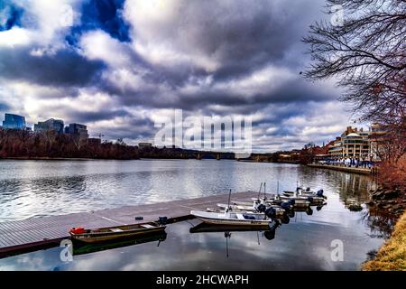 Winterhimmel über Georgetown Harbour, in Washington DC. Stockfoto