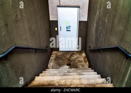 Außentür im Untergeschoss unten an der Treppe Stockfoto