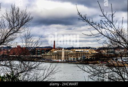 Blick auf den Hafen von Georgetown von der Terrasse des Kennedy Center in Washington DC. Stockfoto