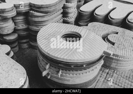 Figuren aus Keramik geschnitzt und Stein schwarz-weiß Foto Nahaufnahme Stockfoto