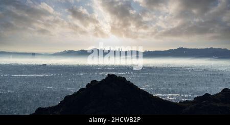 Panoramablick auf den Sonnenaufgang im Winter in Richtung Downtown Los Angeles vom westlichen San Fernando Valley in Südkalifornien. Stockfoto