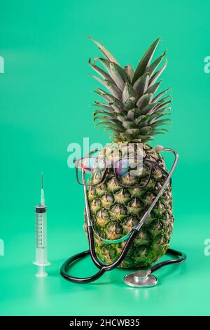 Interpretation von Ananasfrüchten in einem menschlichen Bild mit Brille und das Konzept der Bio-Medizin neue Technologien. Stockfoto