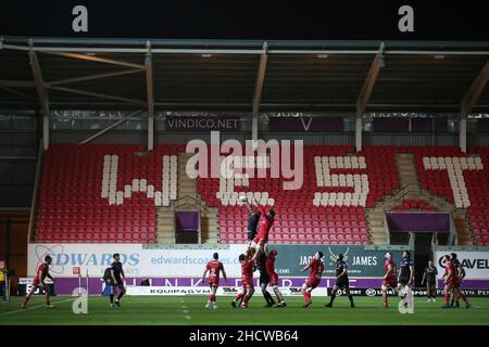 Llanelli, Großbritannien. 01st Januar 2022. Eine allgemeine Ansicht des Spiels, das ohne Fans im Stadion gespielt wird. United Rugby Championship Spiel, Scarlets gegen Ospreys im Parc y Scarlets Stadium in Llanelli, South Wales am Neujahrstag Samstag, 1st. Januar 2022, Das Spiel wird hinter verschlossenen Türen aufgrund der neuen walisischen Regierung covid Einschränkungen, die in Kraft getreten am 26th 2021. Dezember gespielt. Bild von Andrew Orchard / Andrew Orchard Sport Fotografie / Alamy Live News Kredit: Andrew Orchard Sport Fotografie / Alamy Live News Stockfoto